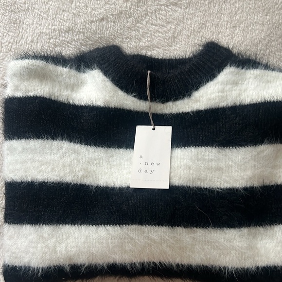 Woman’s Sweater - Picture 3 of 3